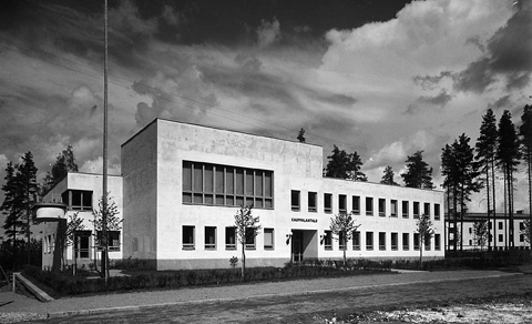 Eksteriöörikuva Erkki Huttusen suunnittelemasta Lauritsalan kauppalantalosta.