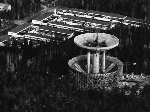 Ilmakuva rakennusvaiheessa olevasta Haukilahden vesitornista.