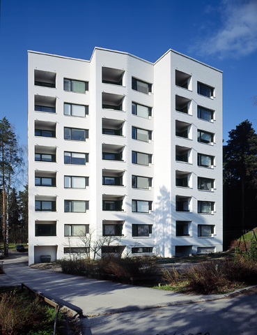 Eksteriöörikuva valkoisesta kahdeksankerroksisesta kerrostalosta.