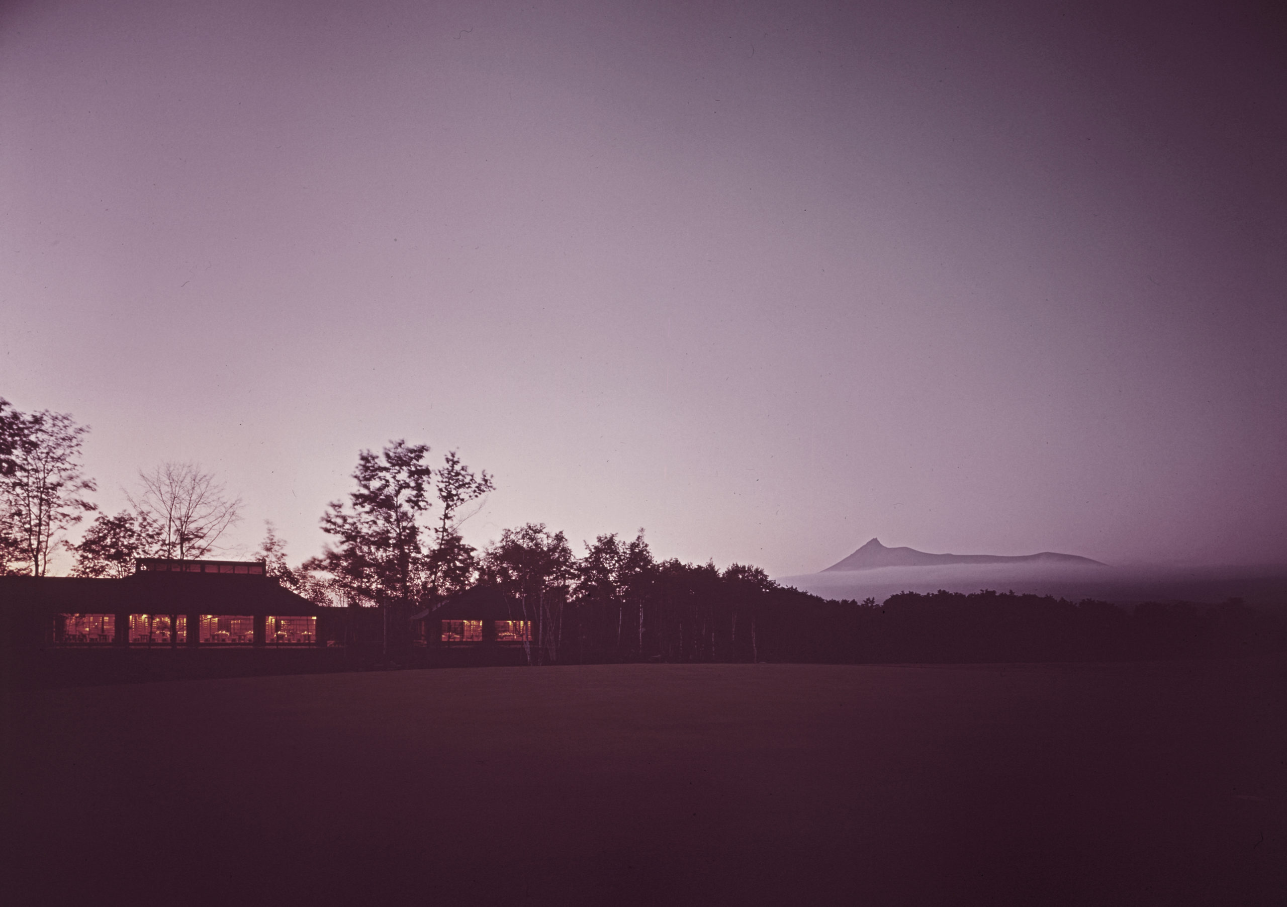 Kaija ja Heikki Sirenin suunnittelema golfklubi Japanissa, kuvattuna iltahämärässä